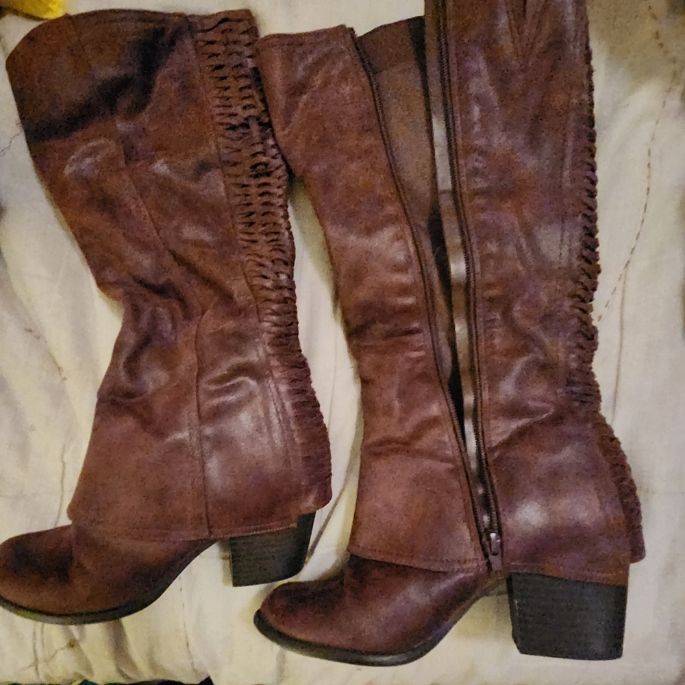 8.5, Fergalicious brown boot